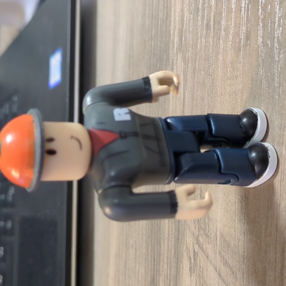 Roblox Series 1 Builderman Minifig - Picture 4 of 4